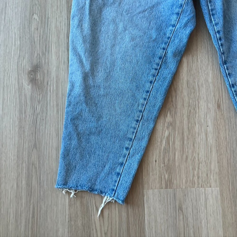 ** ASOS Design Light Wash High Rise Tapered Leg Mom Jeans raw hem 36x32 - Picture 2 of 10